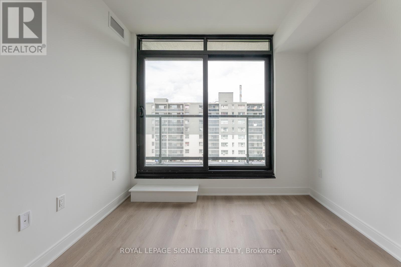 Photo 9 of 807 86 Dundas Street E, Mississauga ON