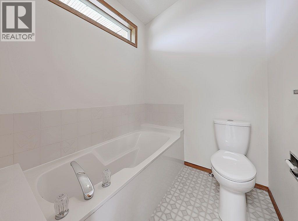 Photo 25 of 154 Sandarac Drive Nw, Calgary AB