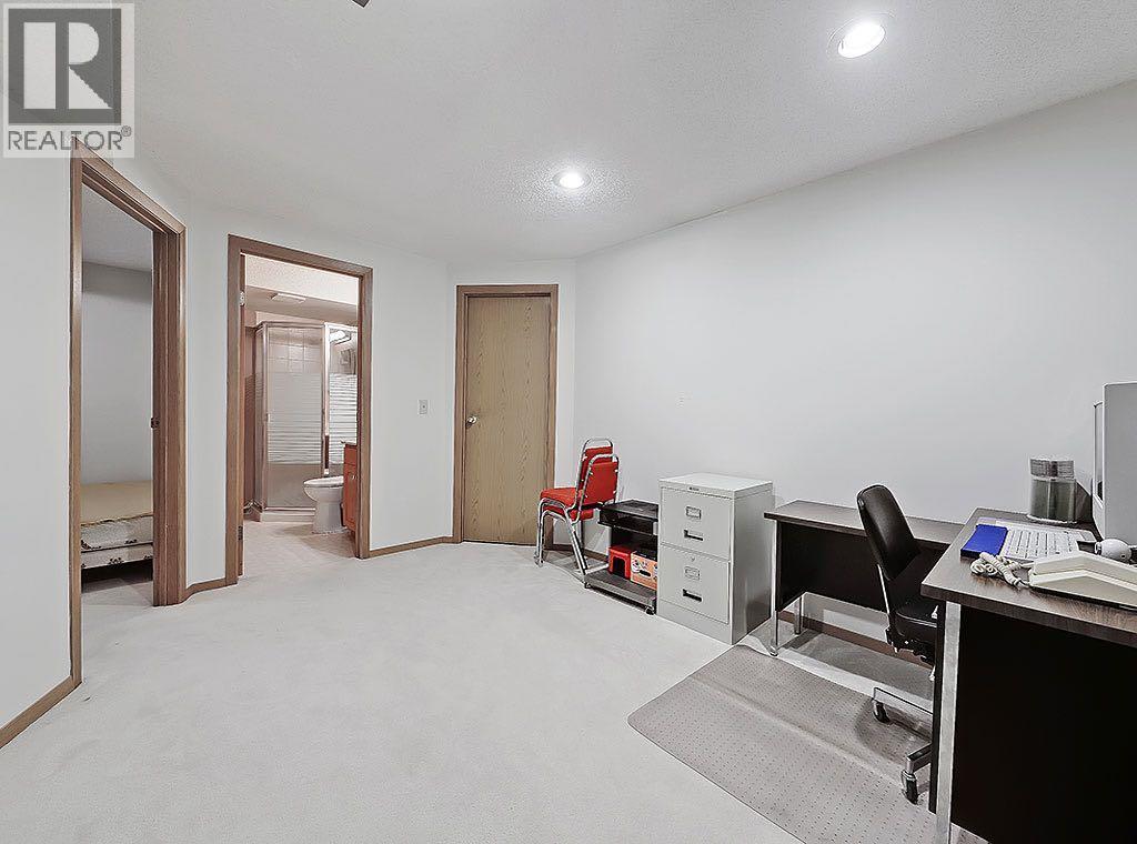Photo 27 of 154 Sandarac Drive Nw, Calgary AB