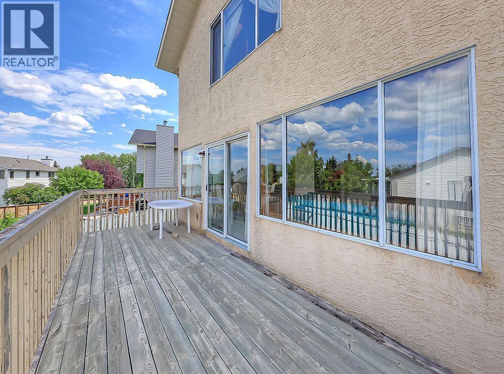 Photo 26 of 154 Sandarac Drive Nw, Calgary AB