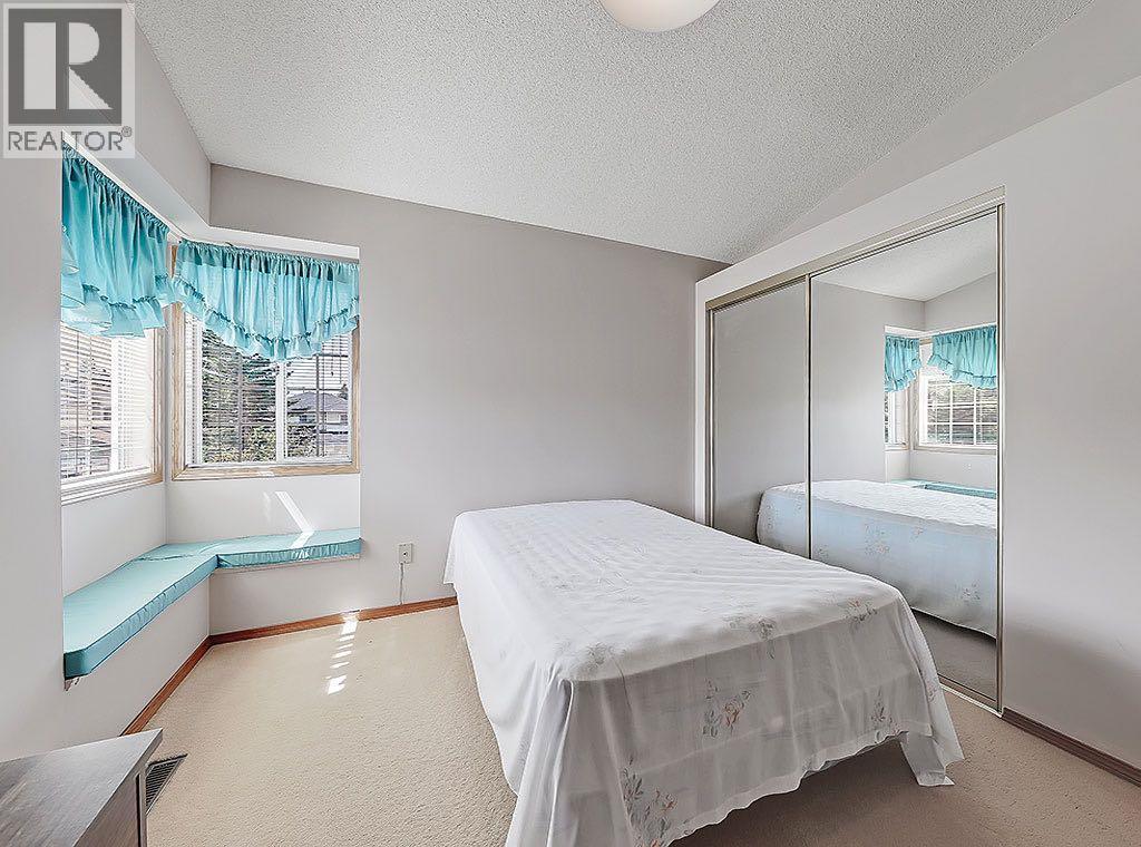 Photo 21 of 154 Sandarac Drive Nw, Calgary AB