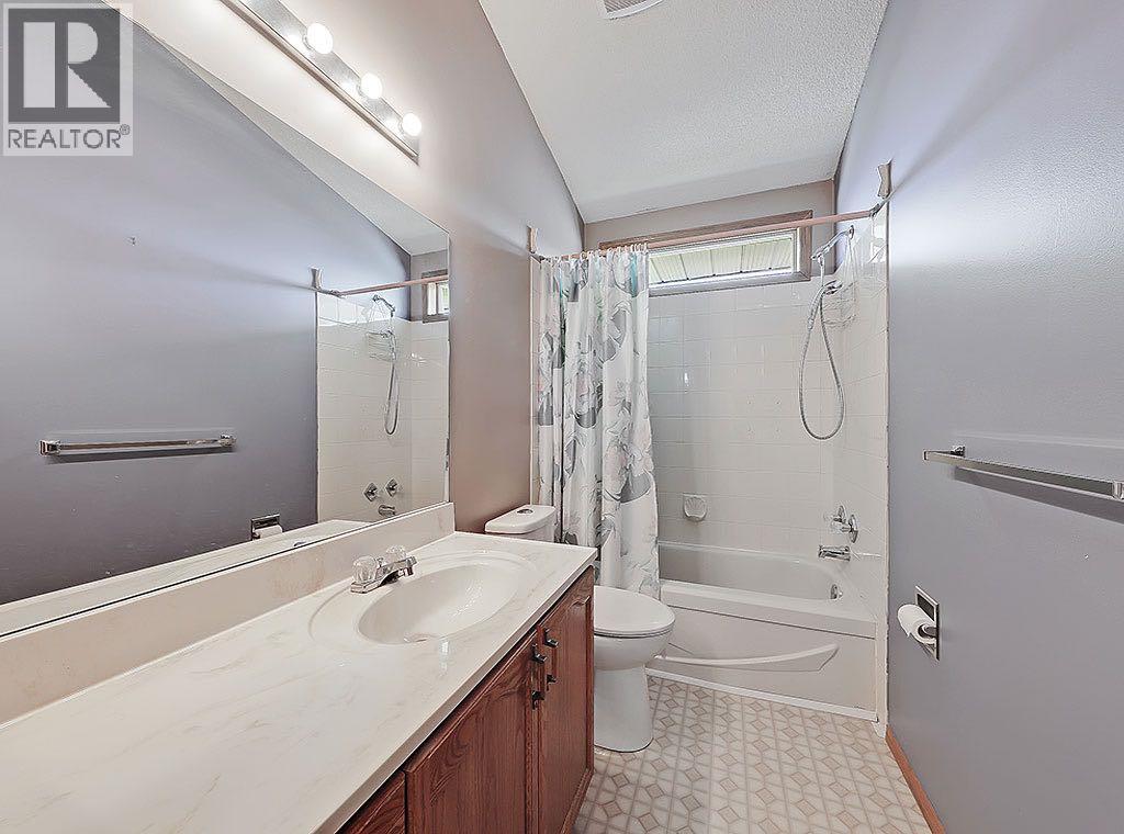 Photo 11 of 154 Sandarac Drive Nw, Calgary AB