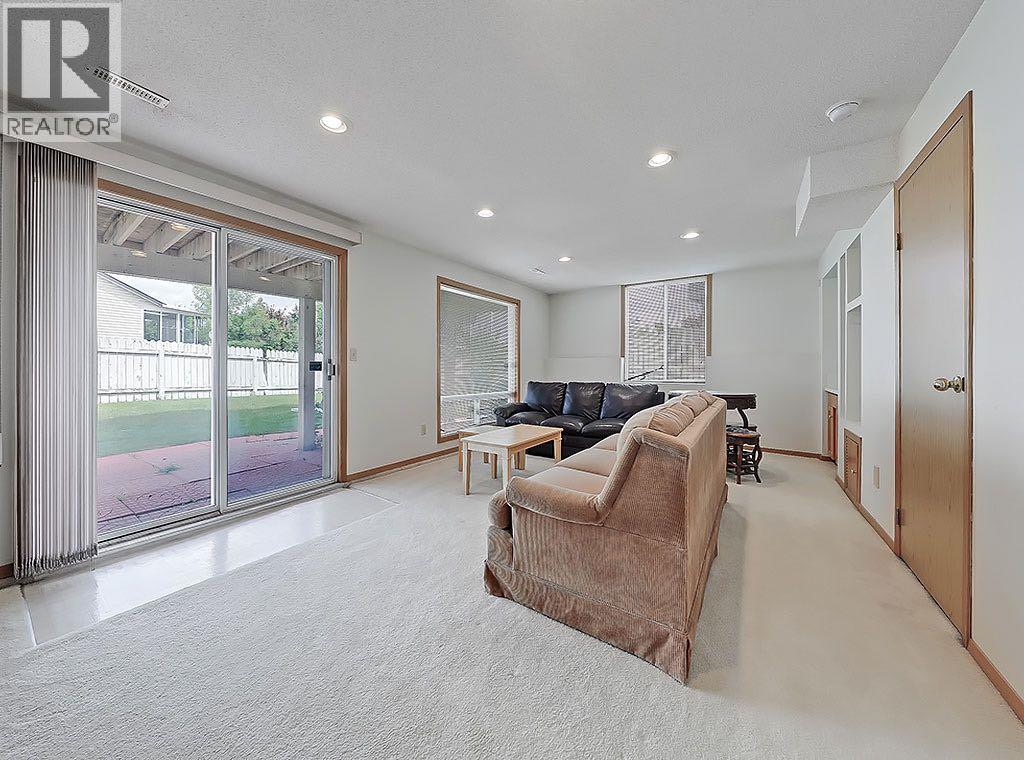 Photo 23 of 154 Sandarac Drive Nw, Calgary AB