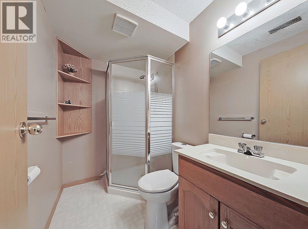 Photo 31 of 154 Sandarac Drive Nw, Calgary AB