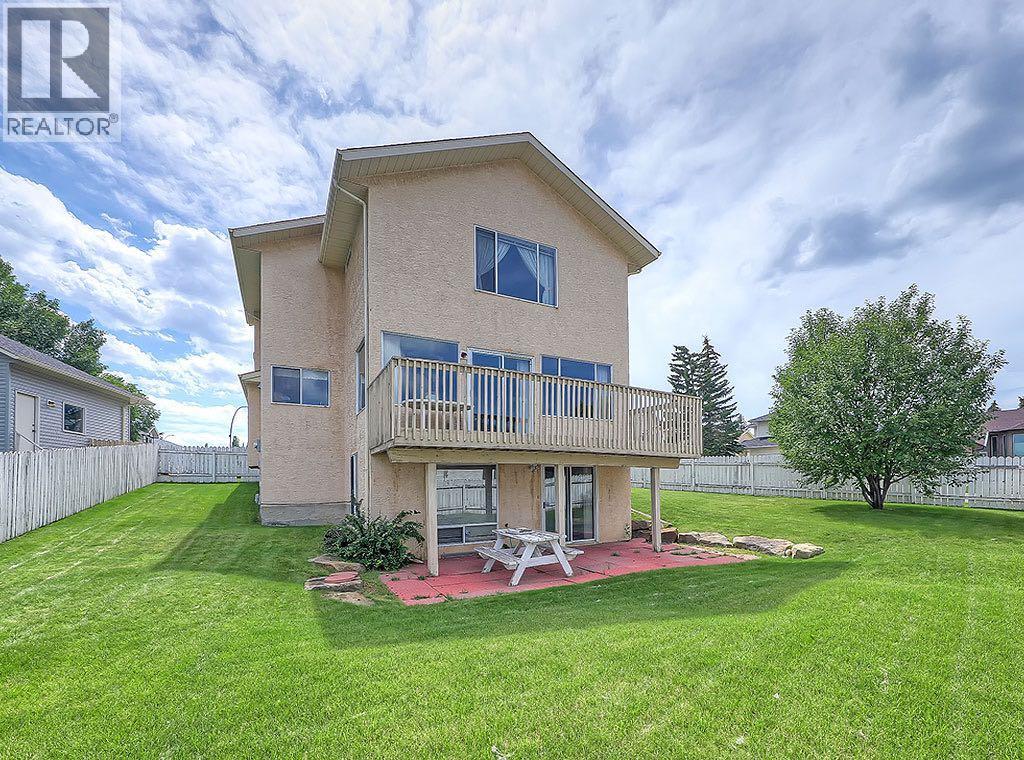 Photo 9 of 154 Sandarac Drive Nw, Calgary AB