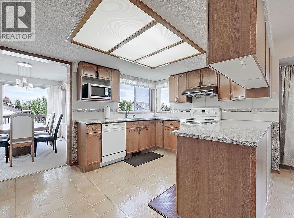 Photo 15 of 154 Sandarac Drive Nw, Calgary AB