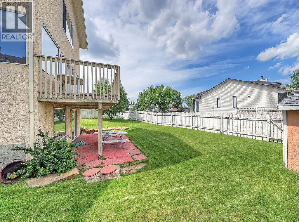 Photo 18 of 154 Sandarac Drive Nw, Calgary AB