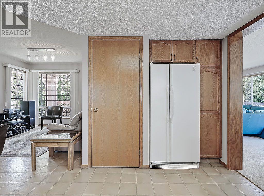 Photo 4 of 154 Sandarac Drive Nw, Calgary AB