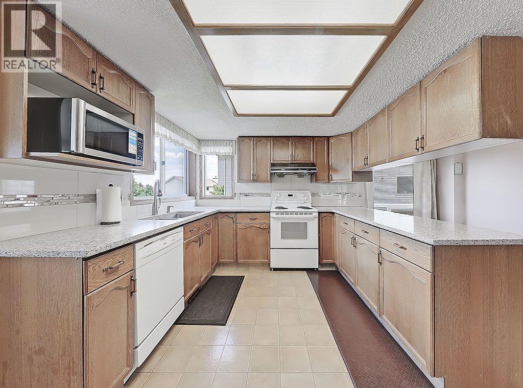 Photo 5 of 154 Sandarac Drive Nw, Calgary AB