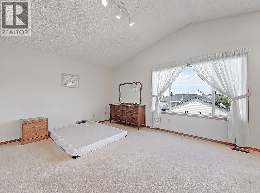 Photo 24 of 154 Sandarac Drive Nw, Calgary AB