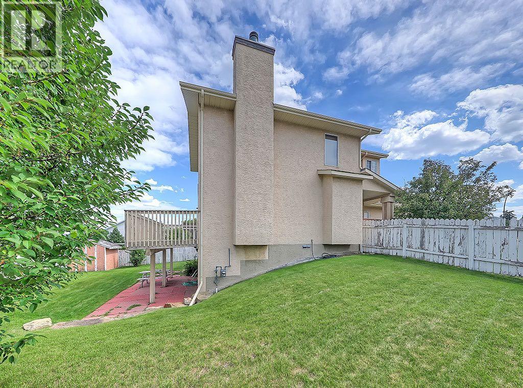 Photo 12 of 154 Sandarac Drive Nw, Calgary AB