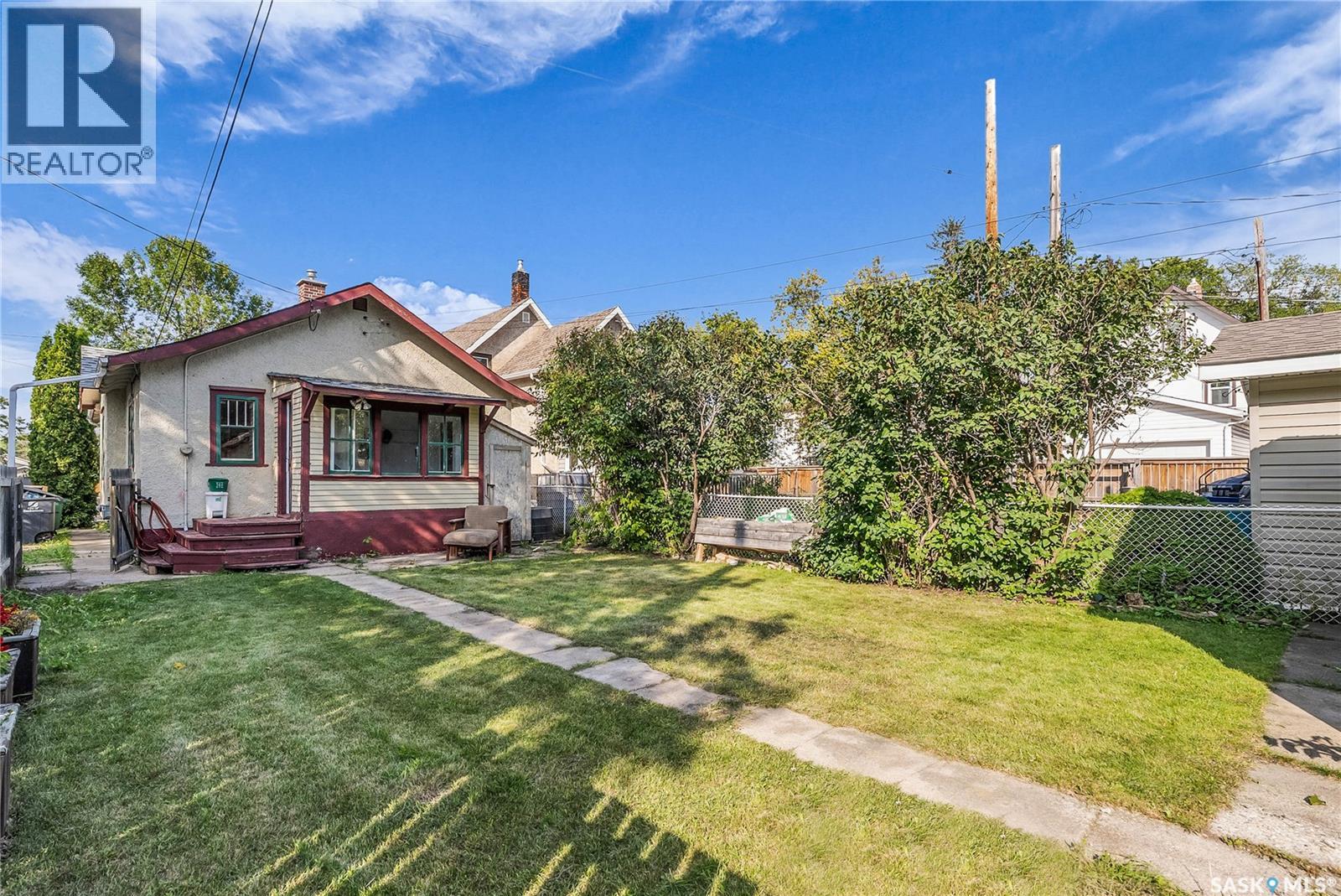 Photo 9 of 511 29th Street W, Saskatoon SK