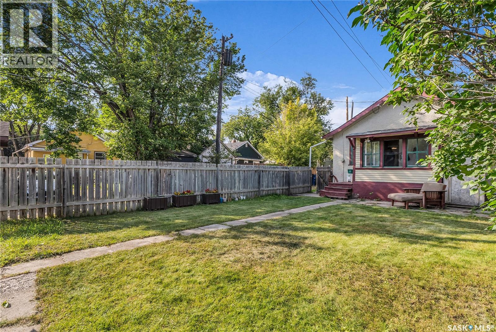 Photo 13 of 511 29th Street W, Saskatoon SK