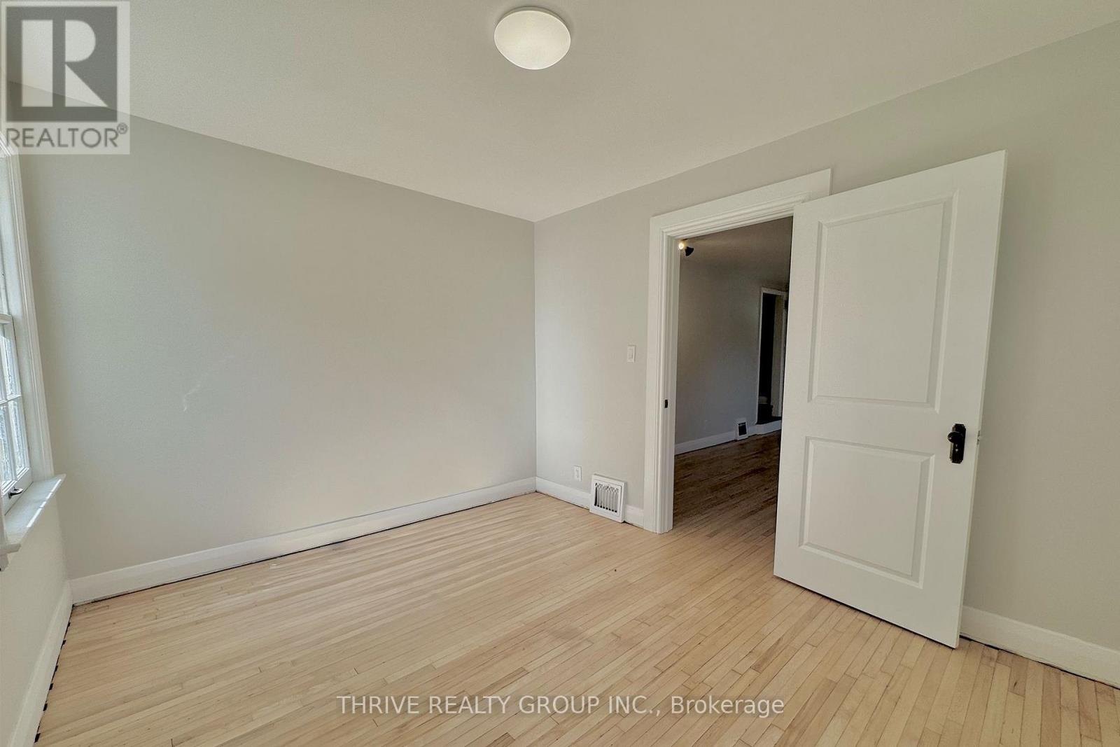 Photo 8 of 165 Oxford Street W, London North ON