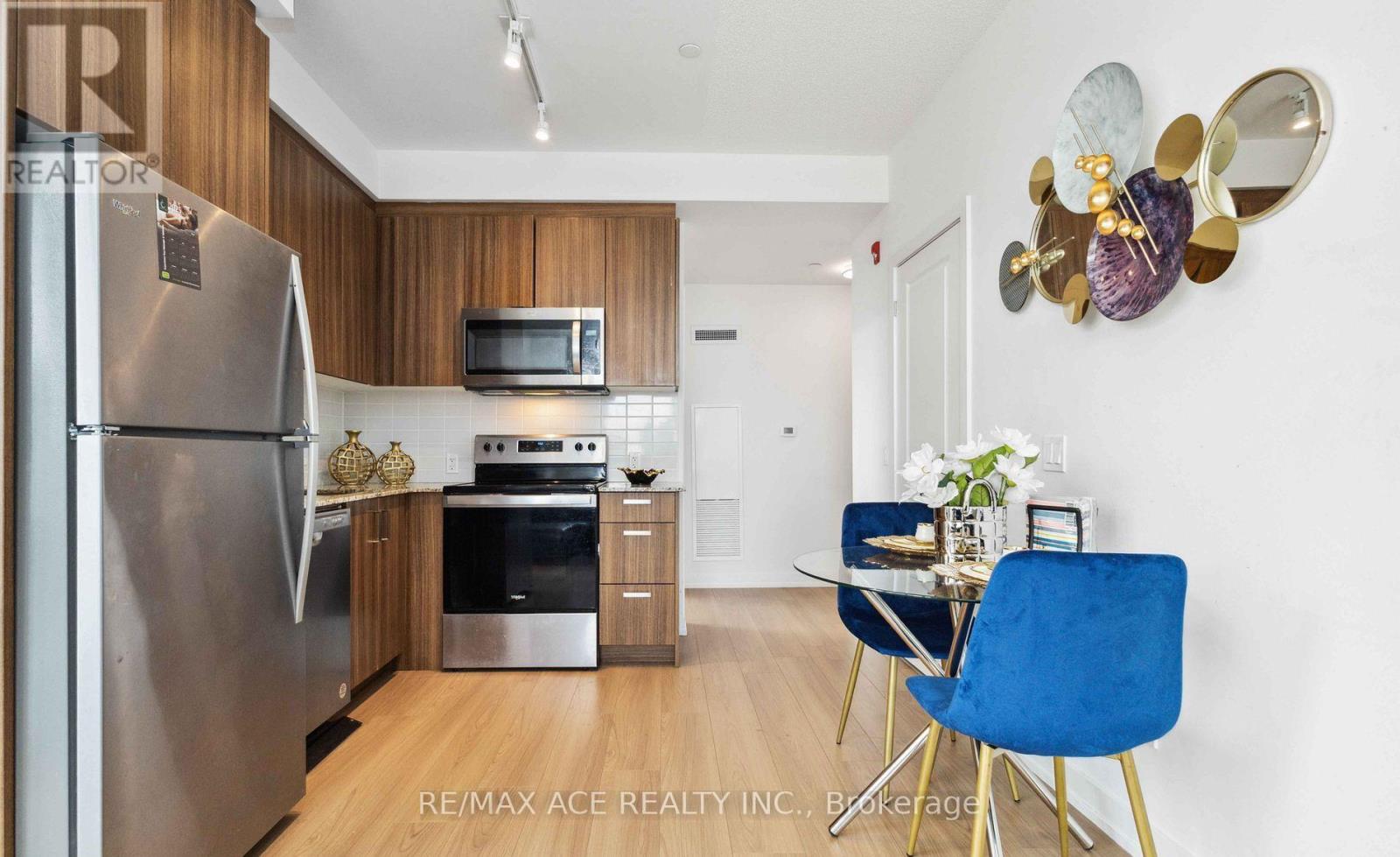 Photo 17 of 204 1010 Dundas Street E, Whitby ON