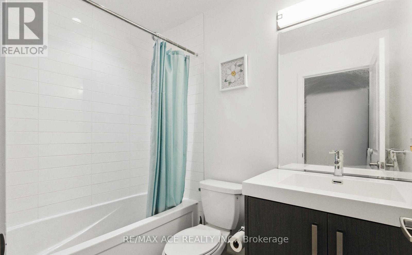 Photo 8 of 204 1010 Dundas Street E, Whitby ON