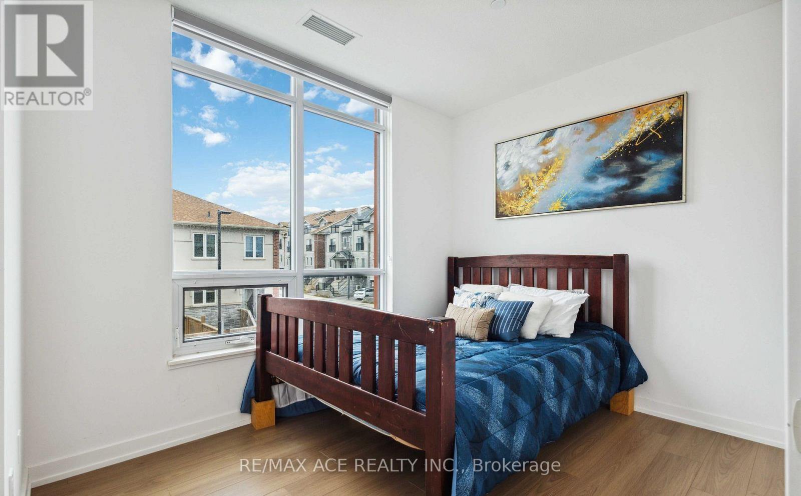 Photo 5 of 204 1010 Dundas Street E, Whitby ON