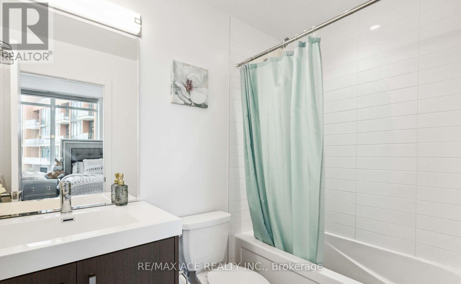 Photo 13 of 204 1010 Dundas Street E, Whitby ON