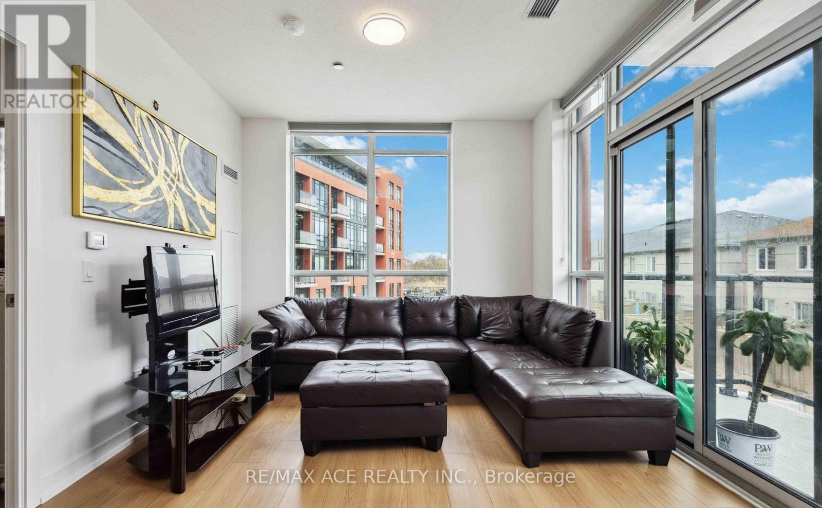 Photo 23 of 204 1010 Dundas Street E, Whitby ON