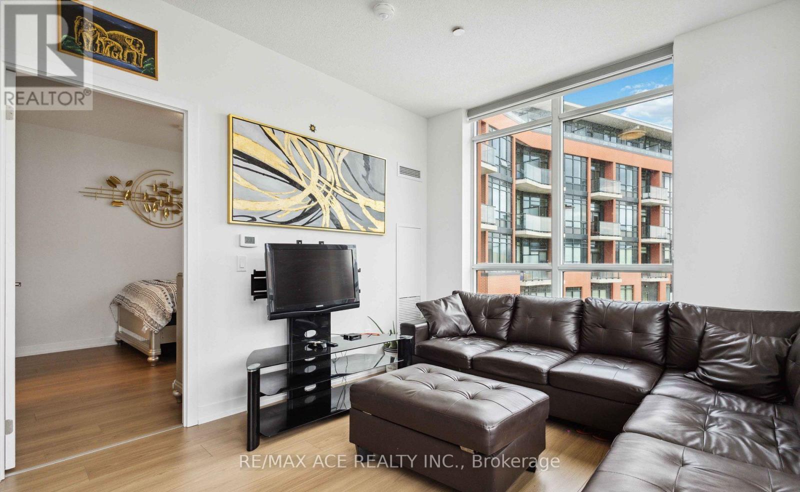 Photo 10 of 204 1010 Dundas Street E, Whitby ON
