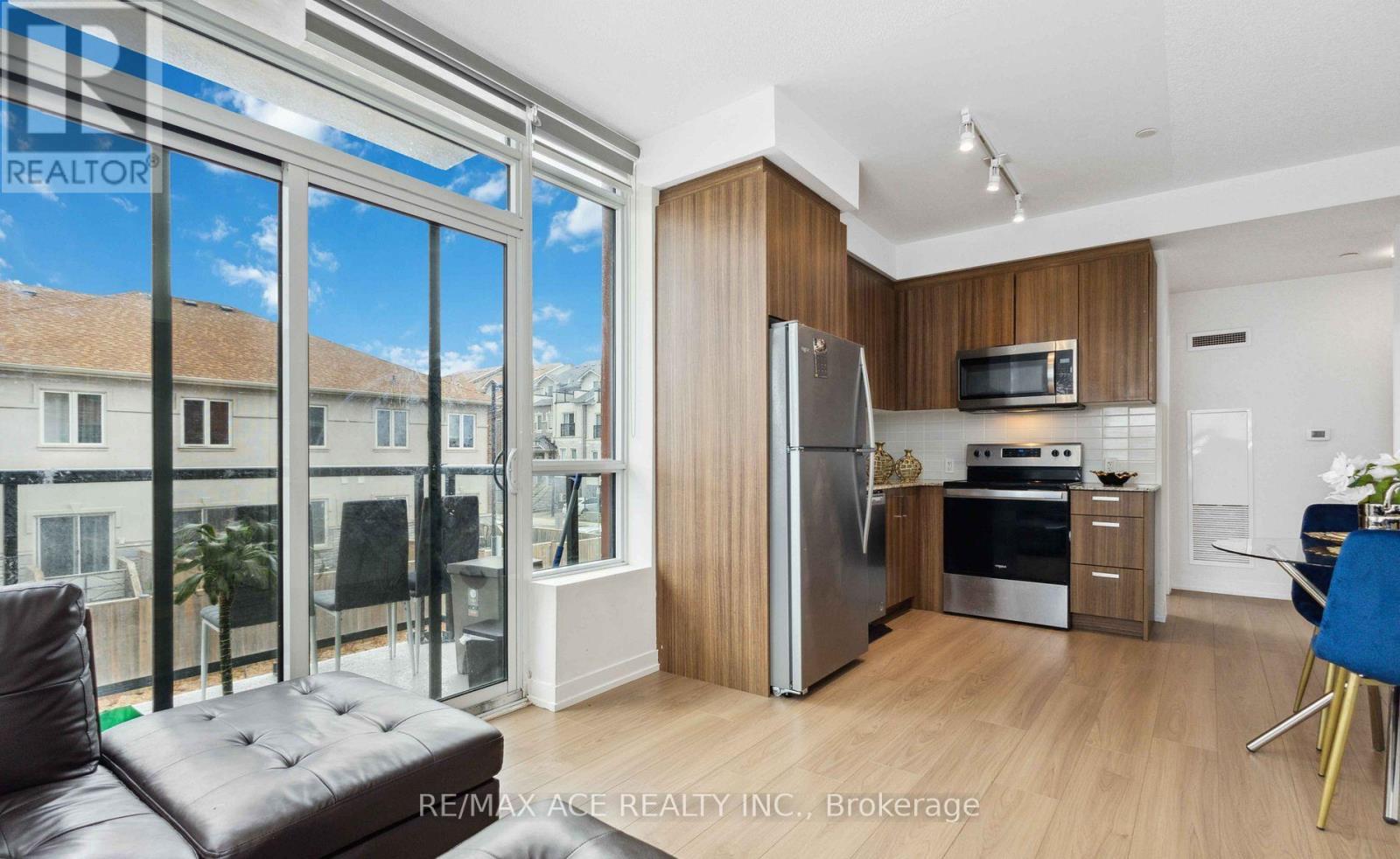 Photo 25 of 204 1010 Dundas Street E, Whitby ON