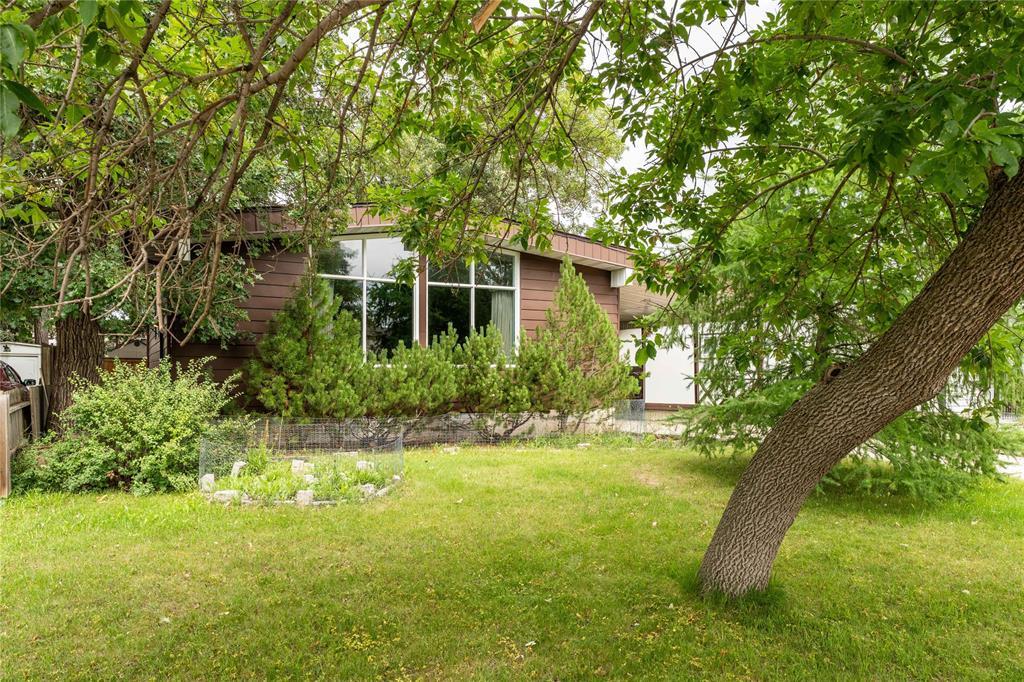 Photo 6 of 96 Belcourt Bay, Winnipeg MB