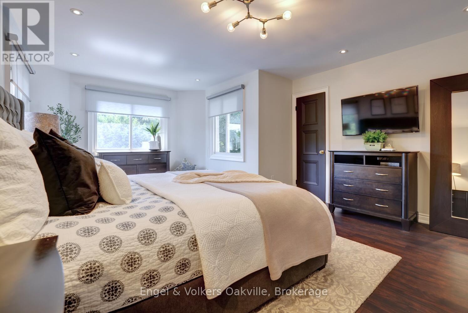 Photo 11 of 262 Vinova Court, Oakville ON