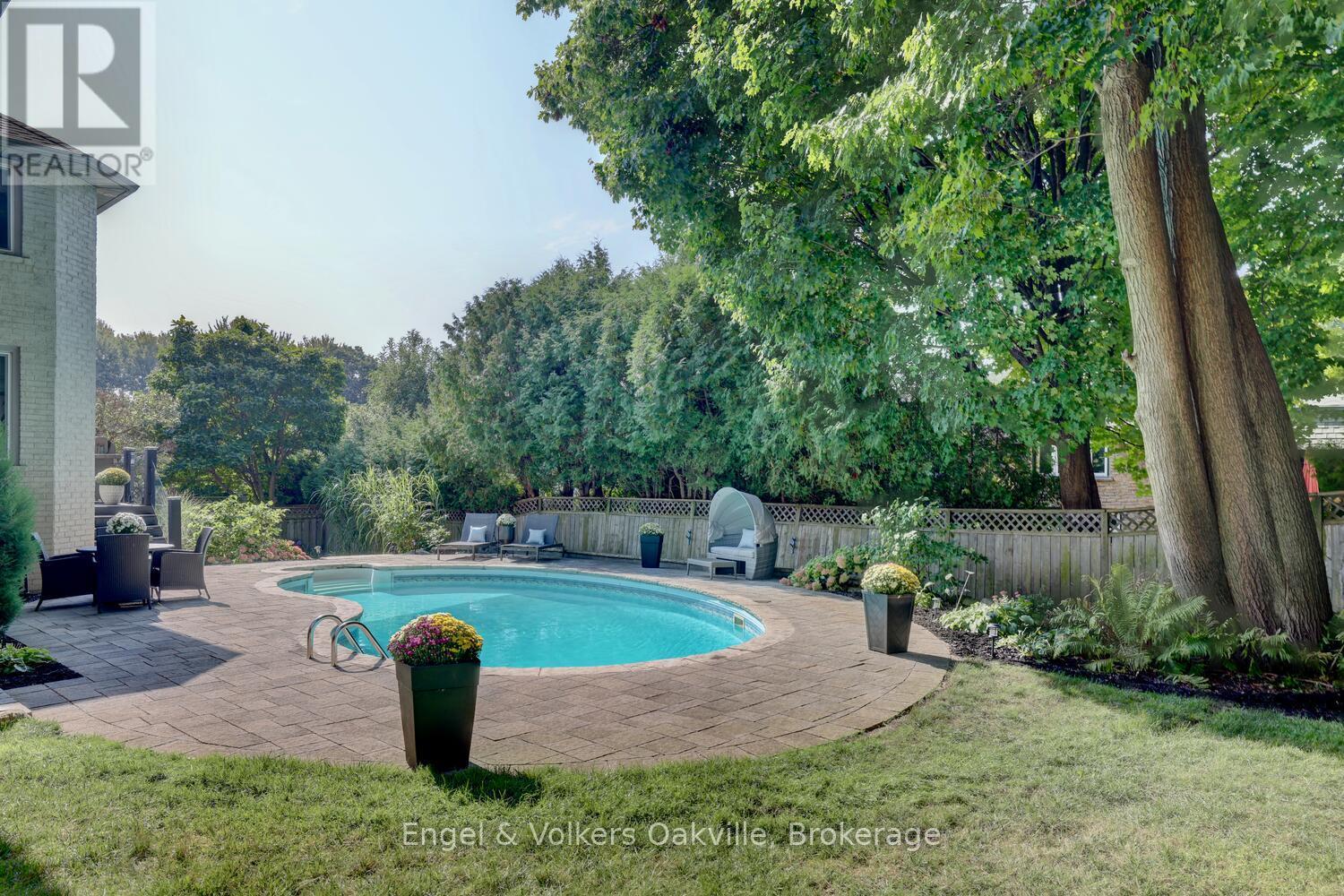 Photo 8 of 262 Vinova Court, Oakville ON
