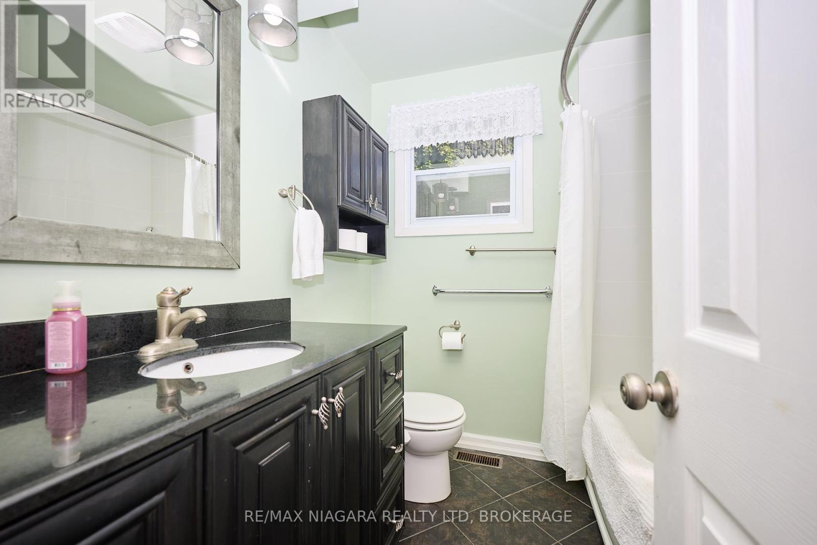 Photo 13 of 68 Acadia Crescent, St Catharines ON