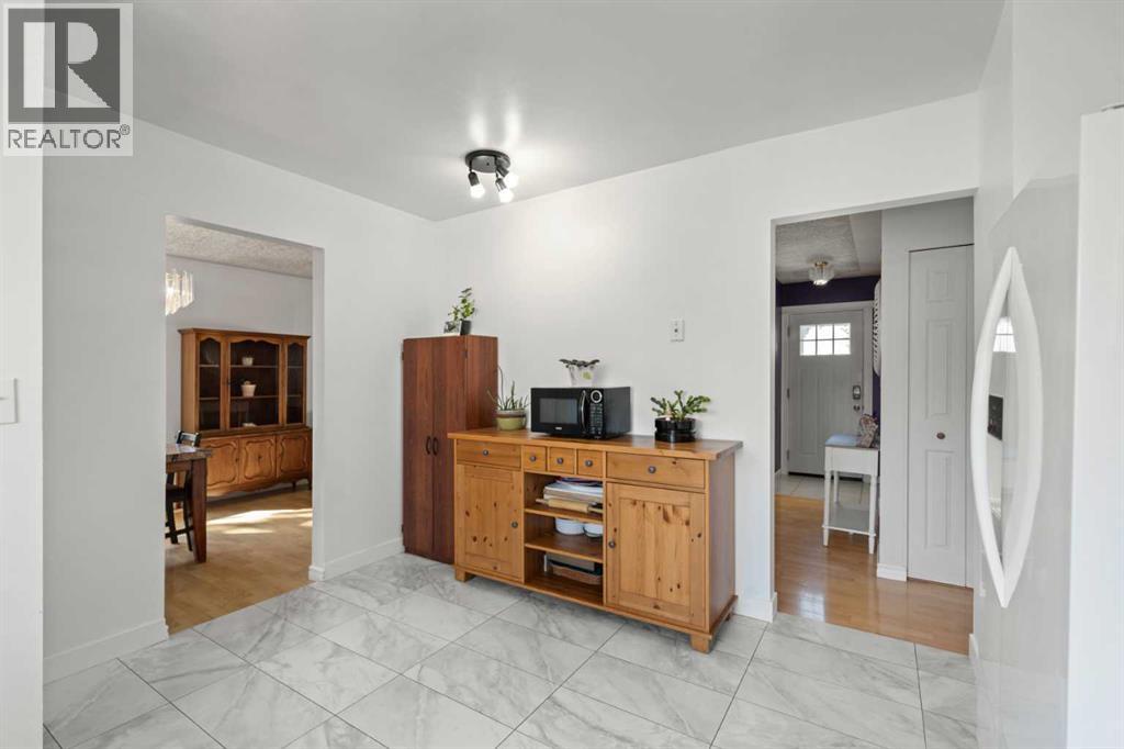 Photo 8 of 102 Marbrooke Circle Ne, Calgary AB