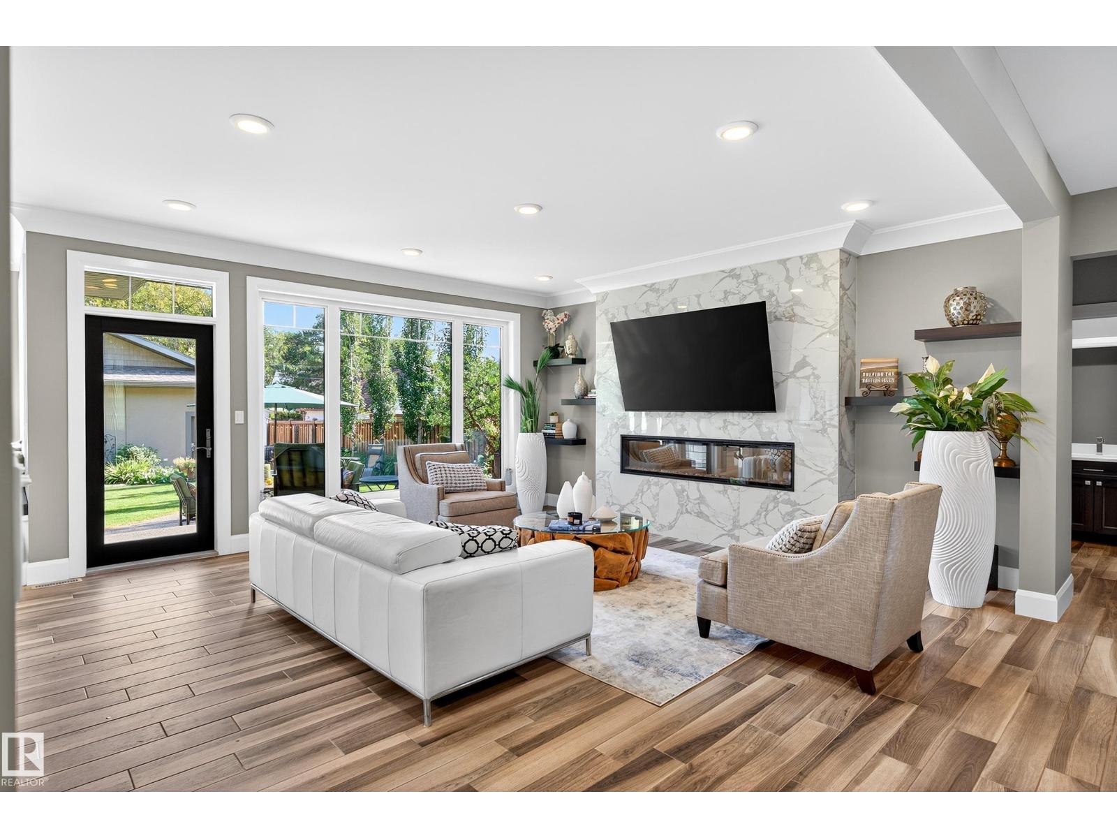 Photo 2 of 10869 74 St Nw, Edmonton AB