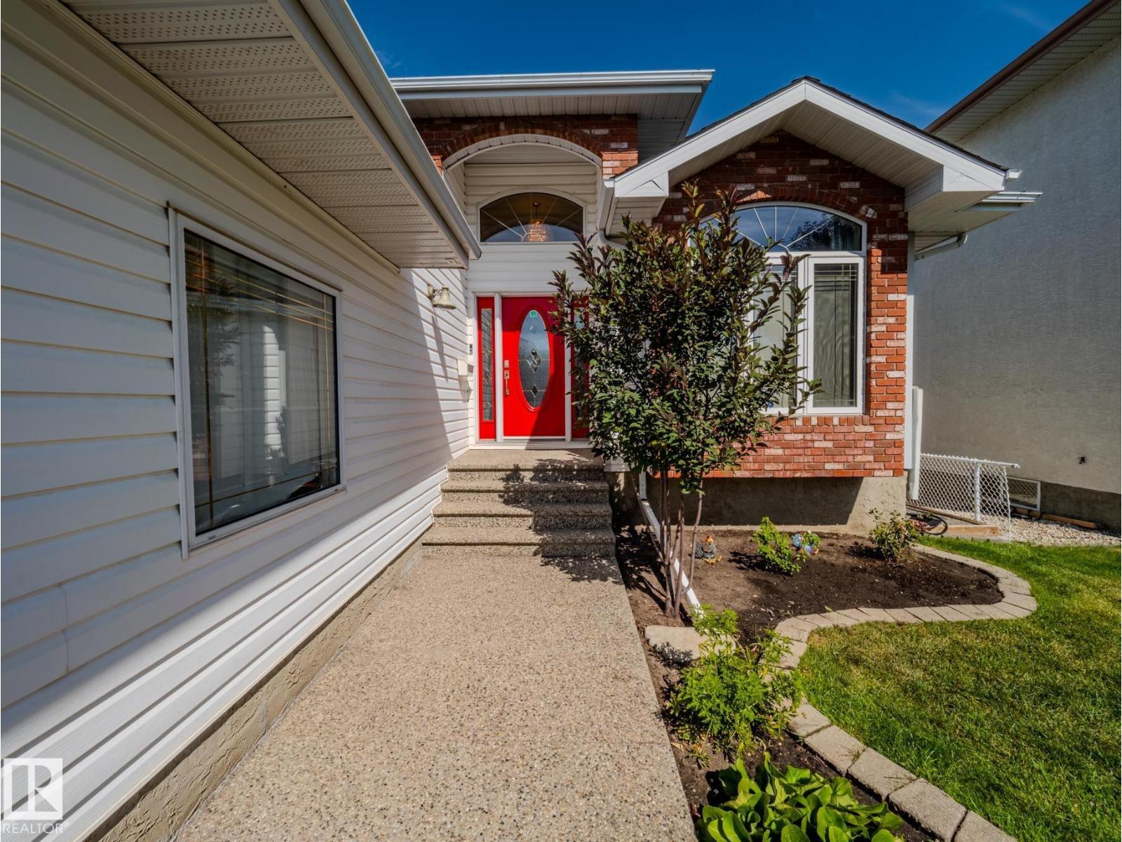 Photo 3 of 7824 165 Av Nw, Edmonton AB
