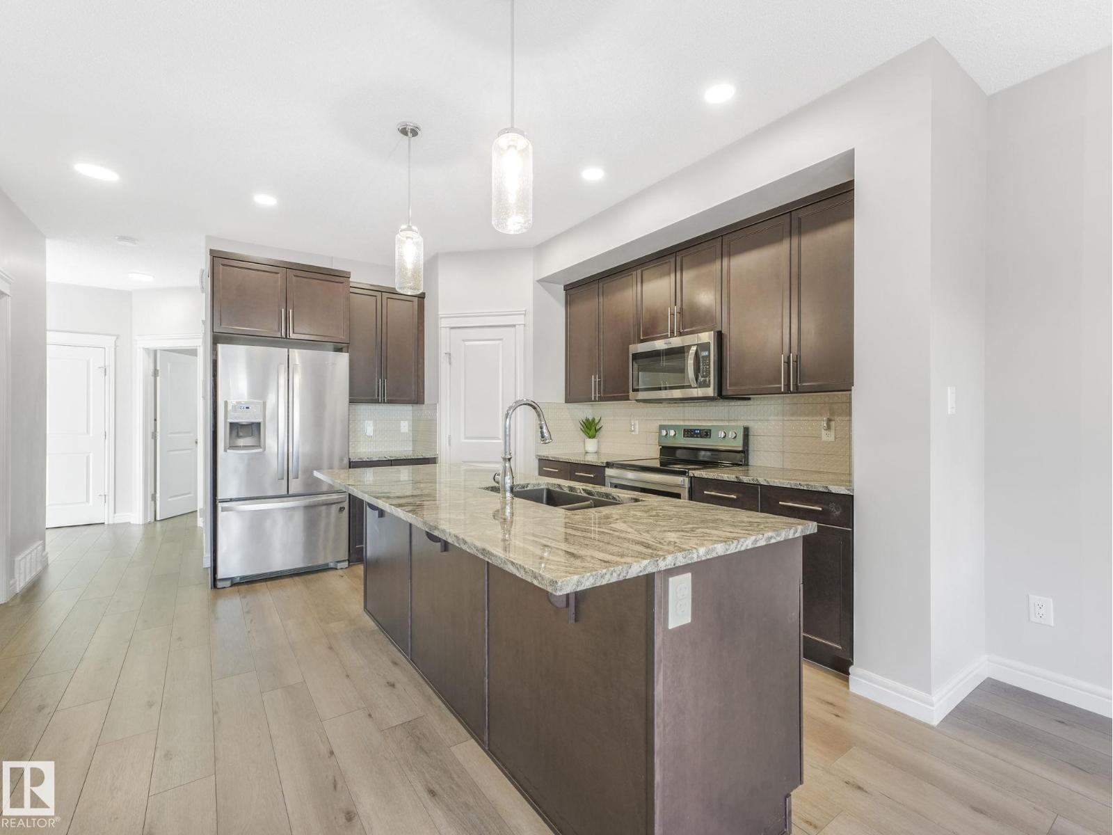 Photo 10 of 9919 223 St Nw, Edmonton AB