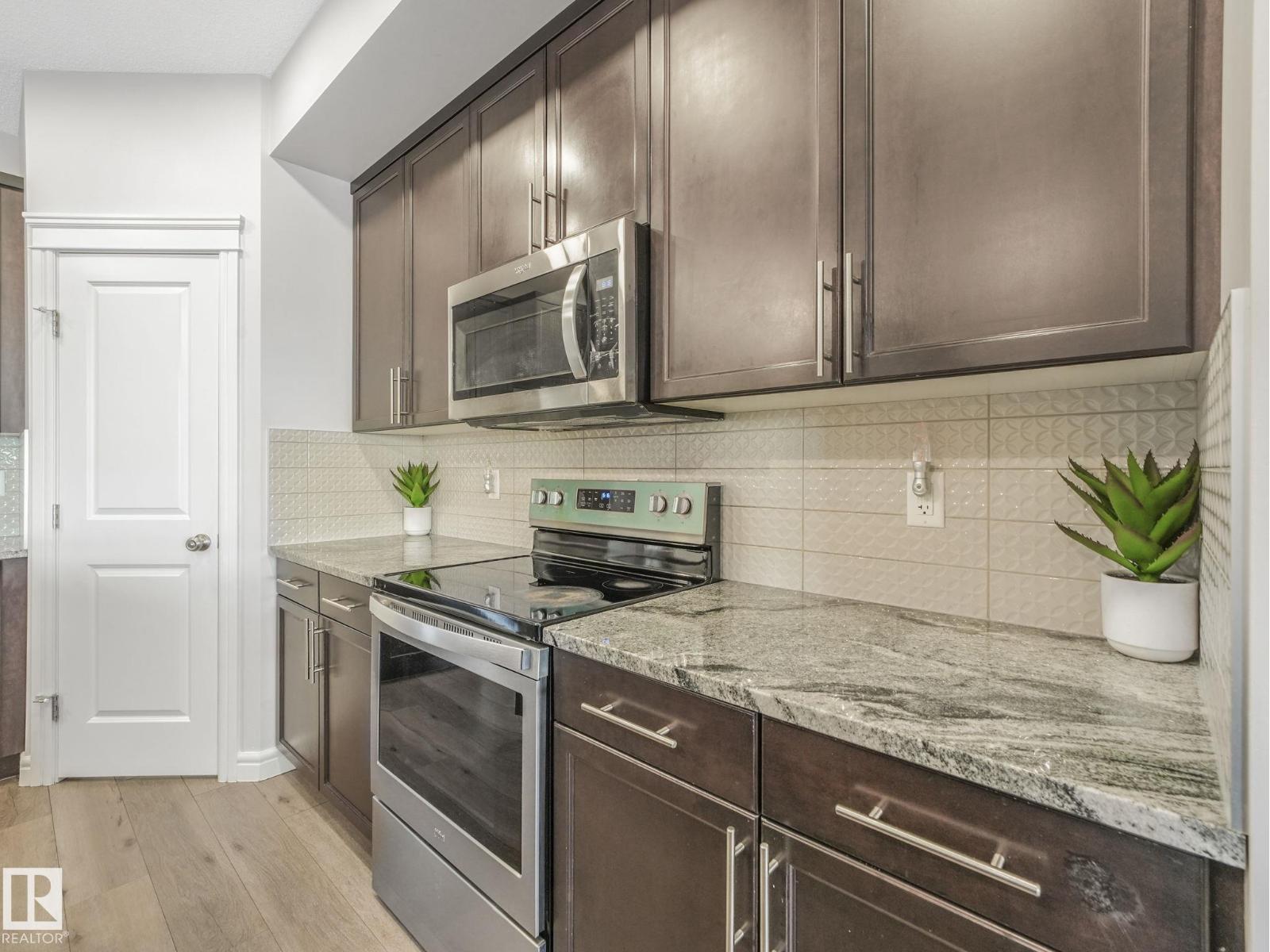 Photo 8 of 9919 223 St Nw, Edmonton AB