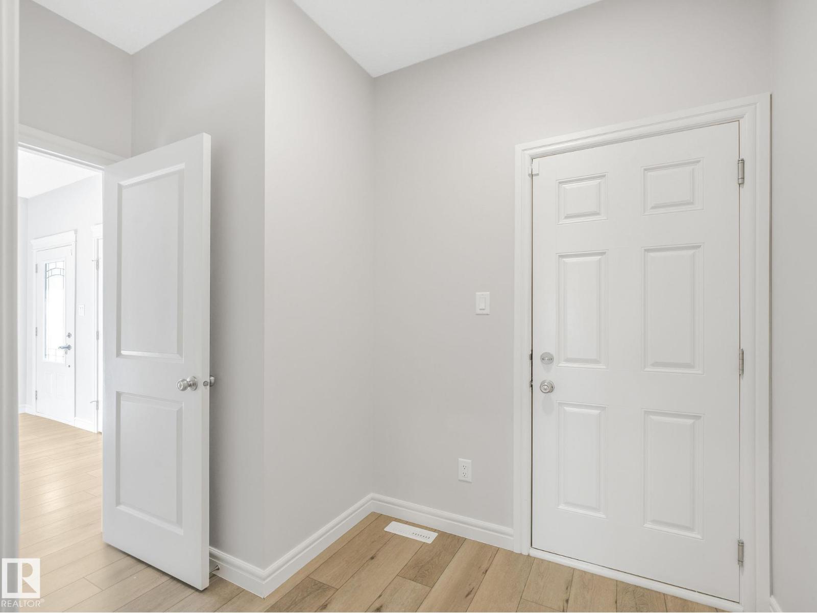 Photo 11 of 9919 223 St Nw, Edmonton AB