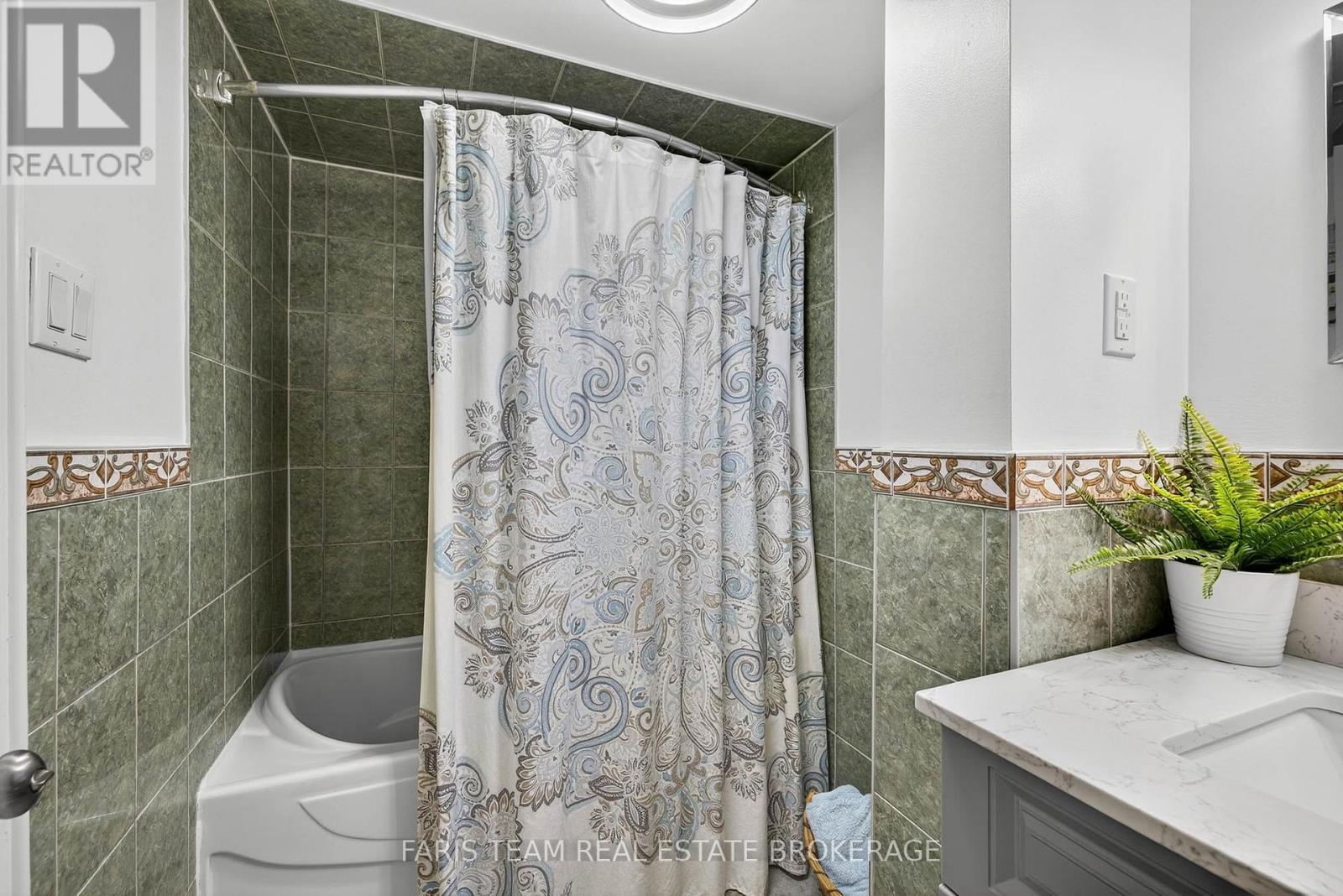 Photo 8 of 38 Collingdale Road, Toronto ON