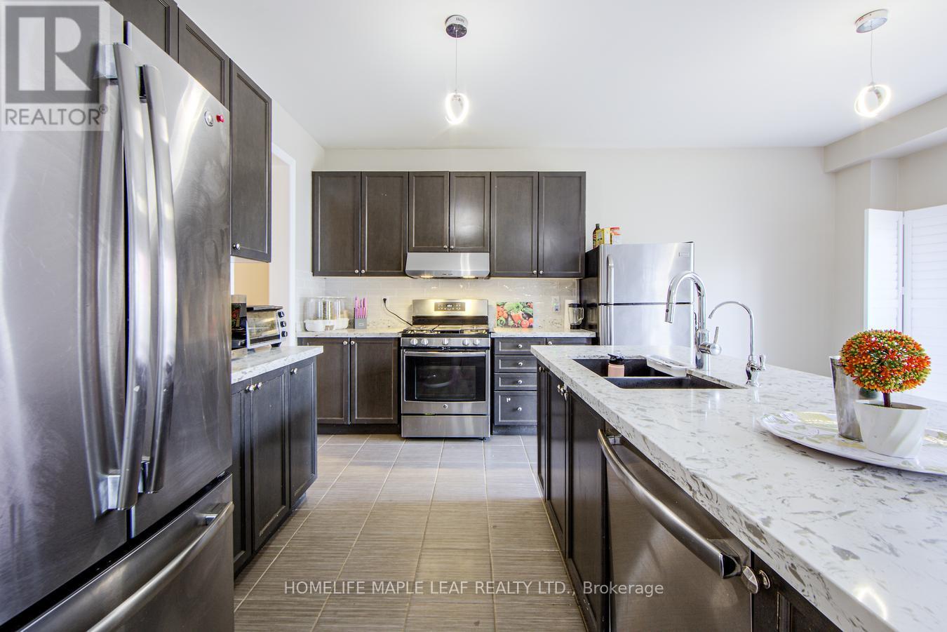 Photo 2 of 535 Wansbrough Way, Shelburne ON