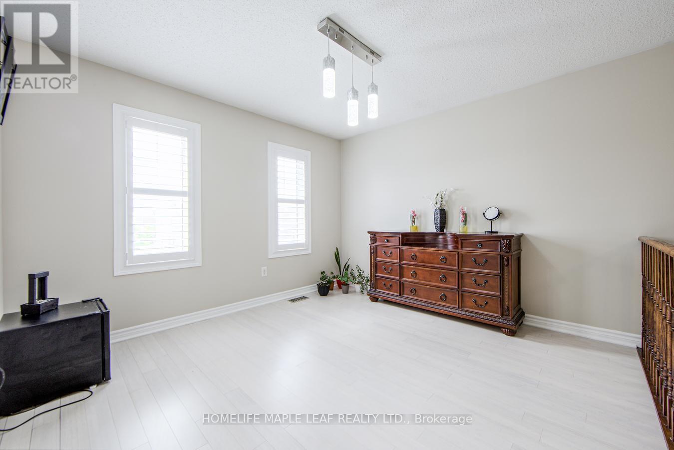 Photo 8 of 535 Wansbrough Way, Shelburne ON