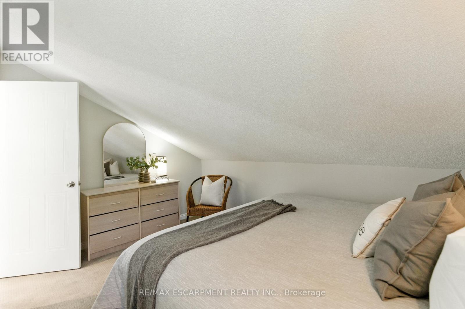Photo 3 of 115 Pioneer Lane, Blue Mountains ON