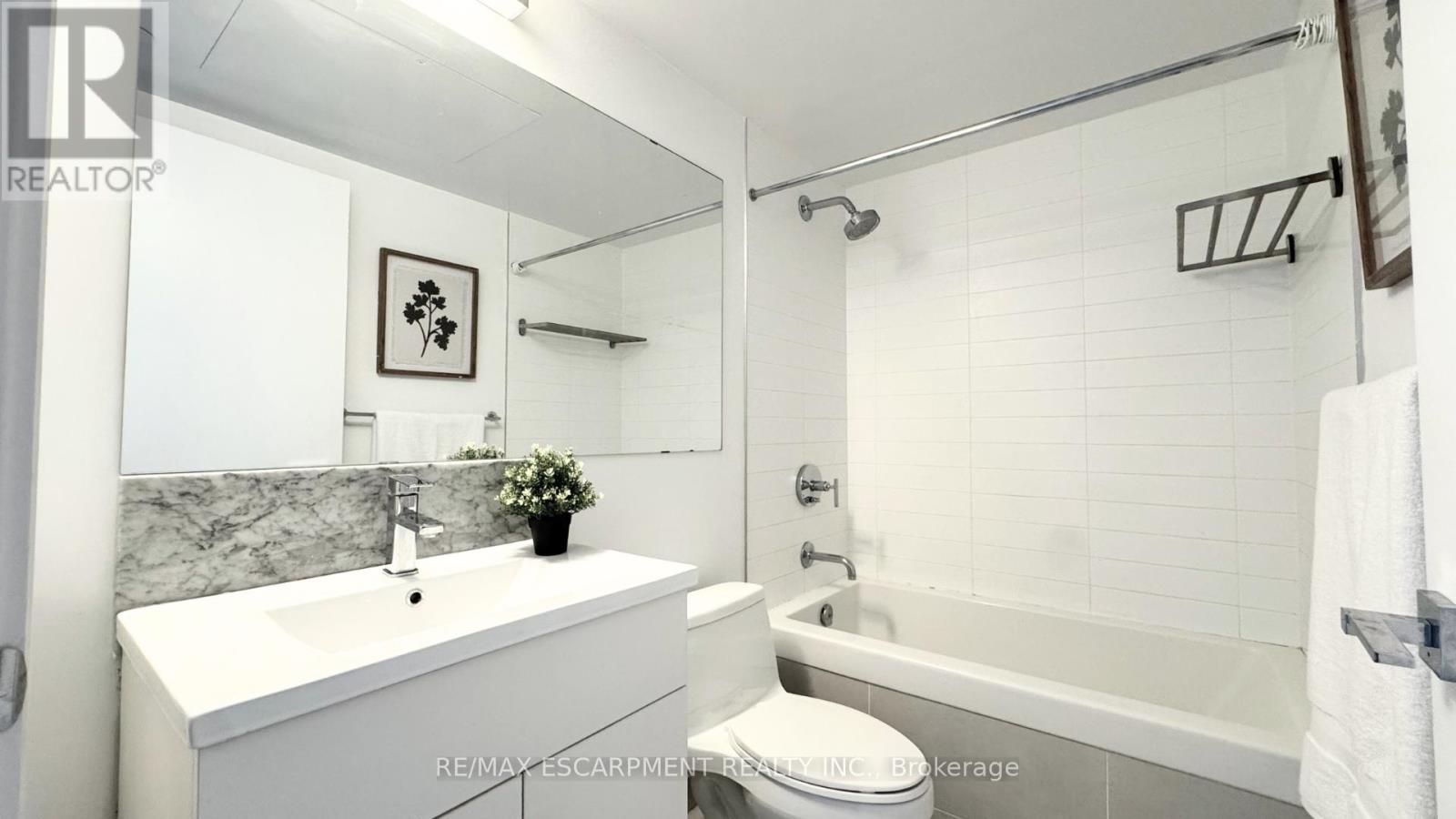 Photo 5 of 2409 42 Charles Street E, Toronto ON