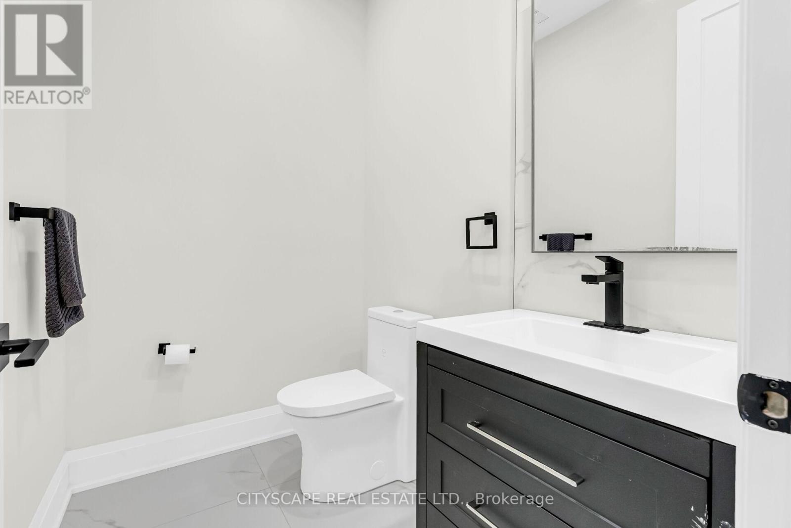 Photo 33 of 140 Hillmount Avenue, Toronto ON