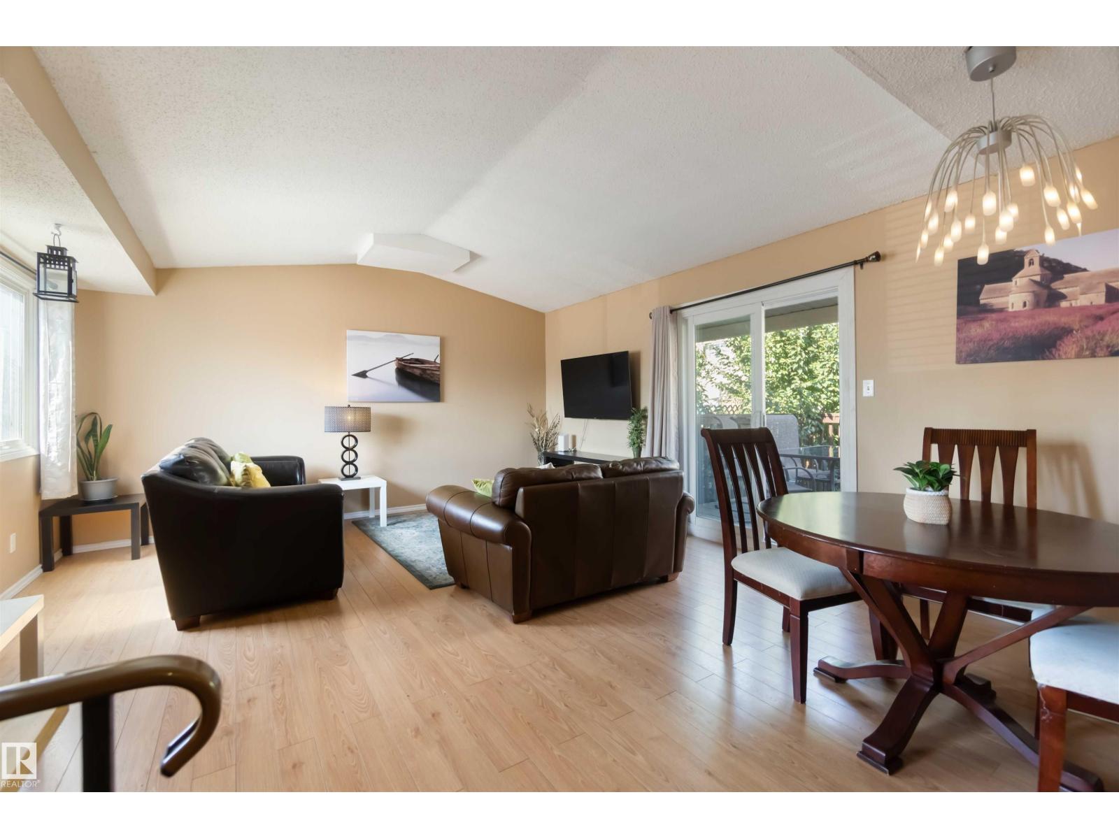 Photo 5 of 546 Willow Co Nw, Edmonton AB