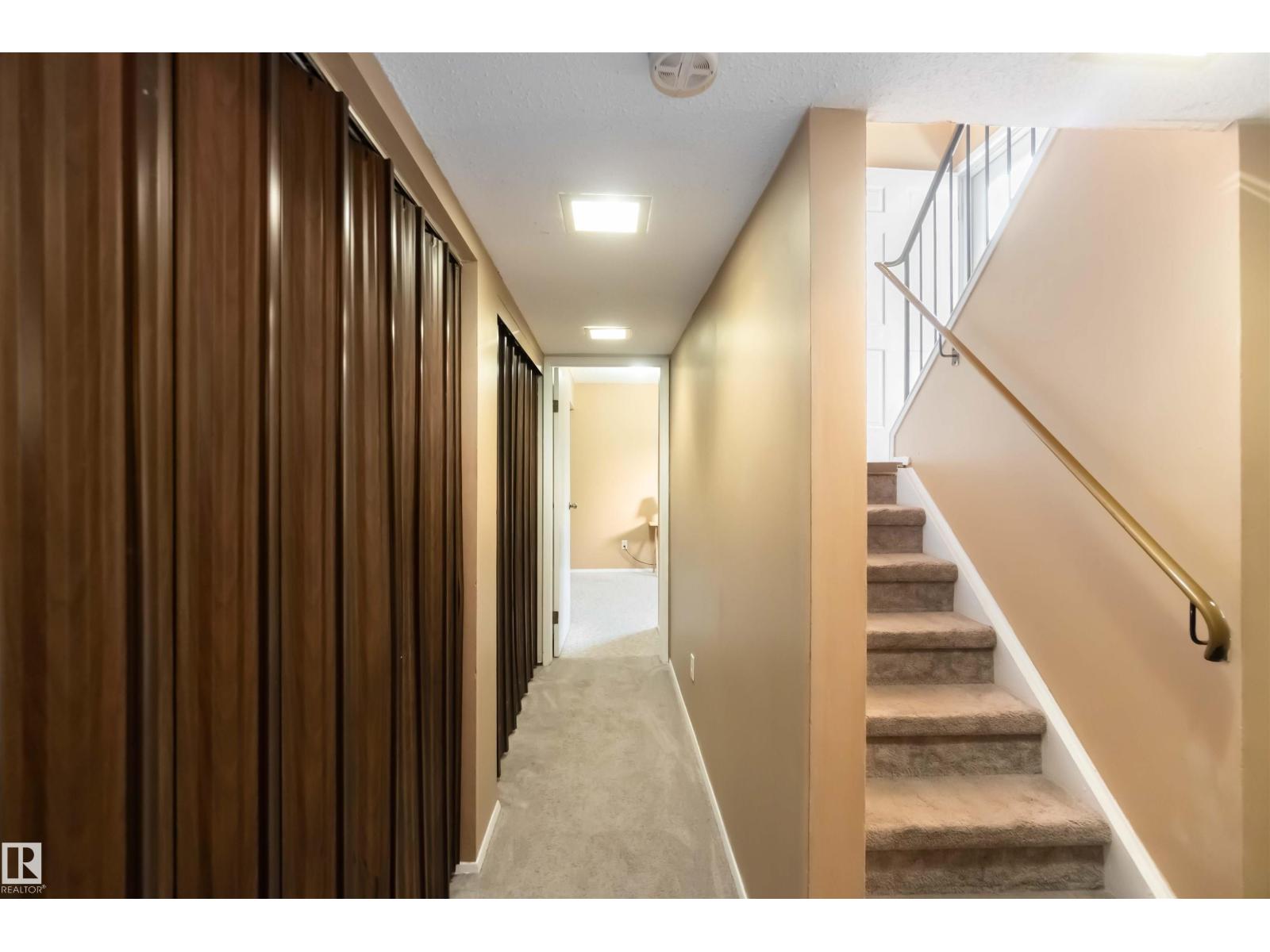 Photo 3 of 546 Willow Co Nw, Edmonton AB