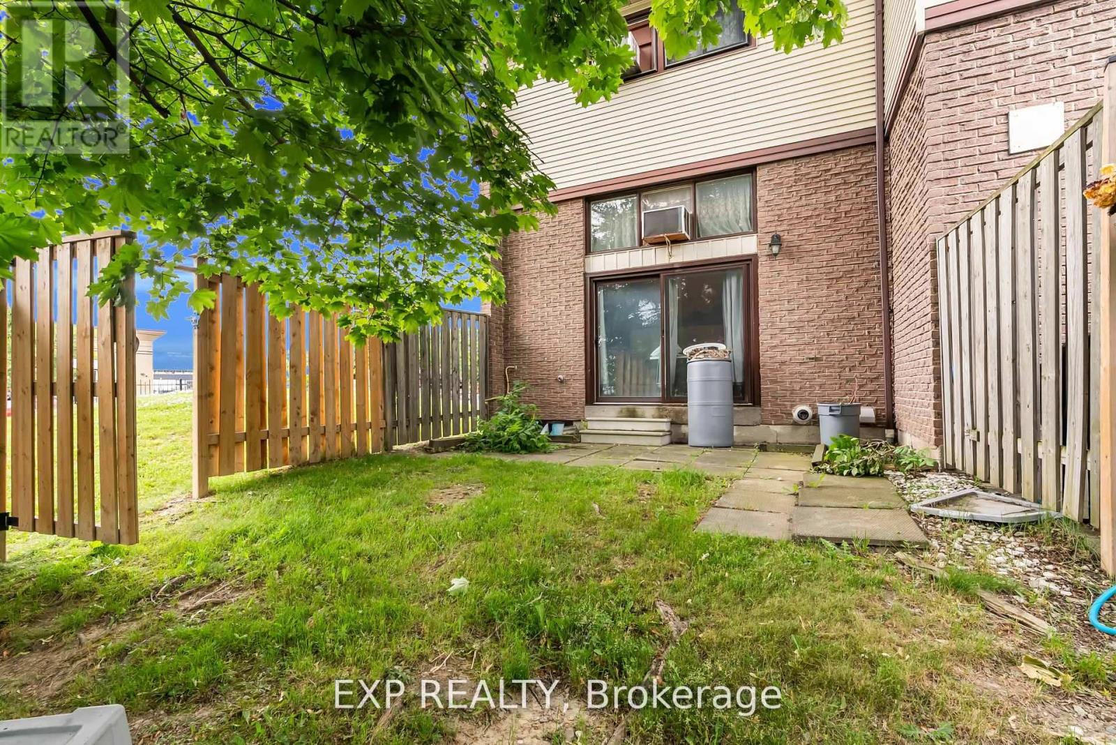 Photo 4 of 35 Mccallum Court, Brampton ON