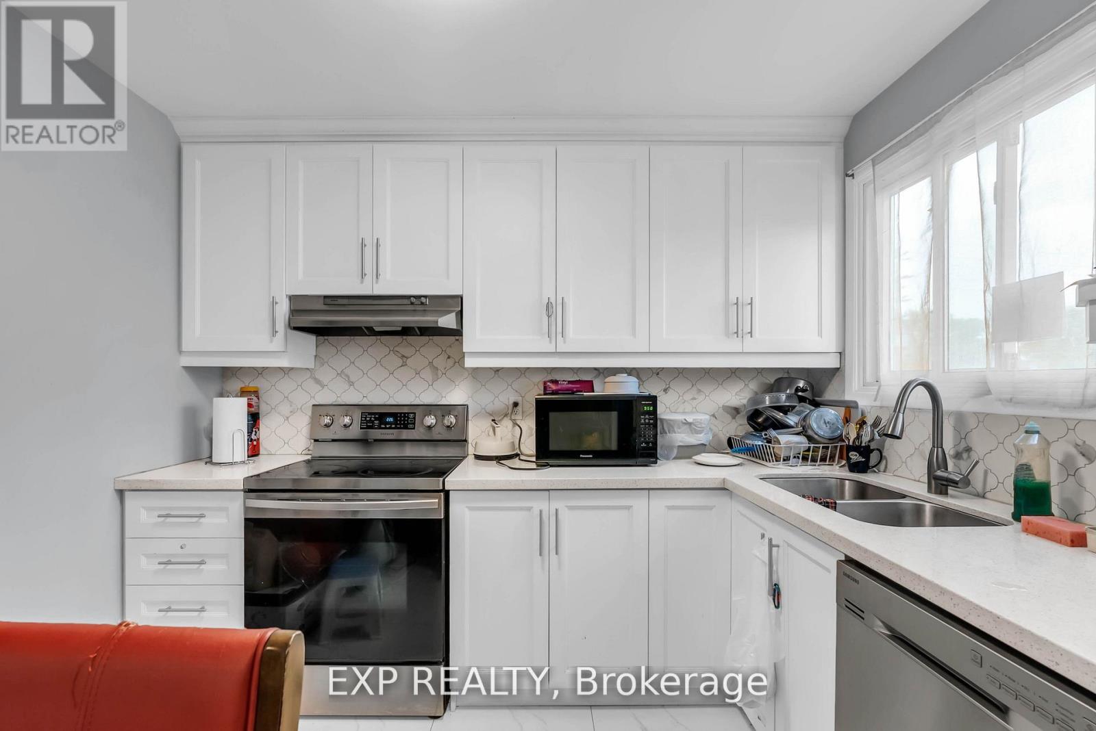 Photo 3 of 35 Mccallum Court, Brampton ON
