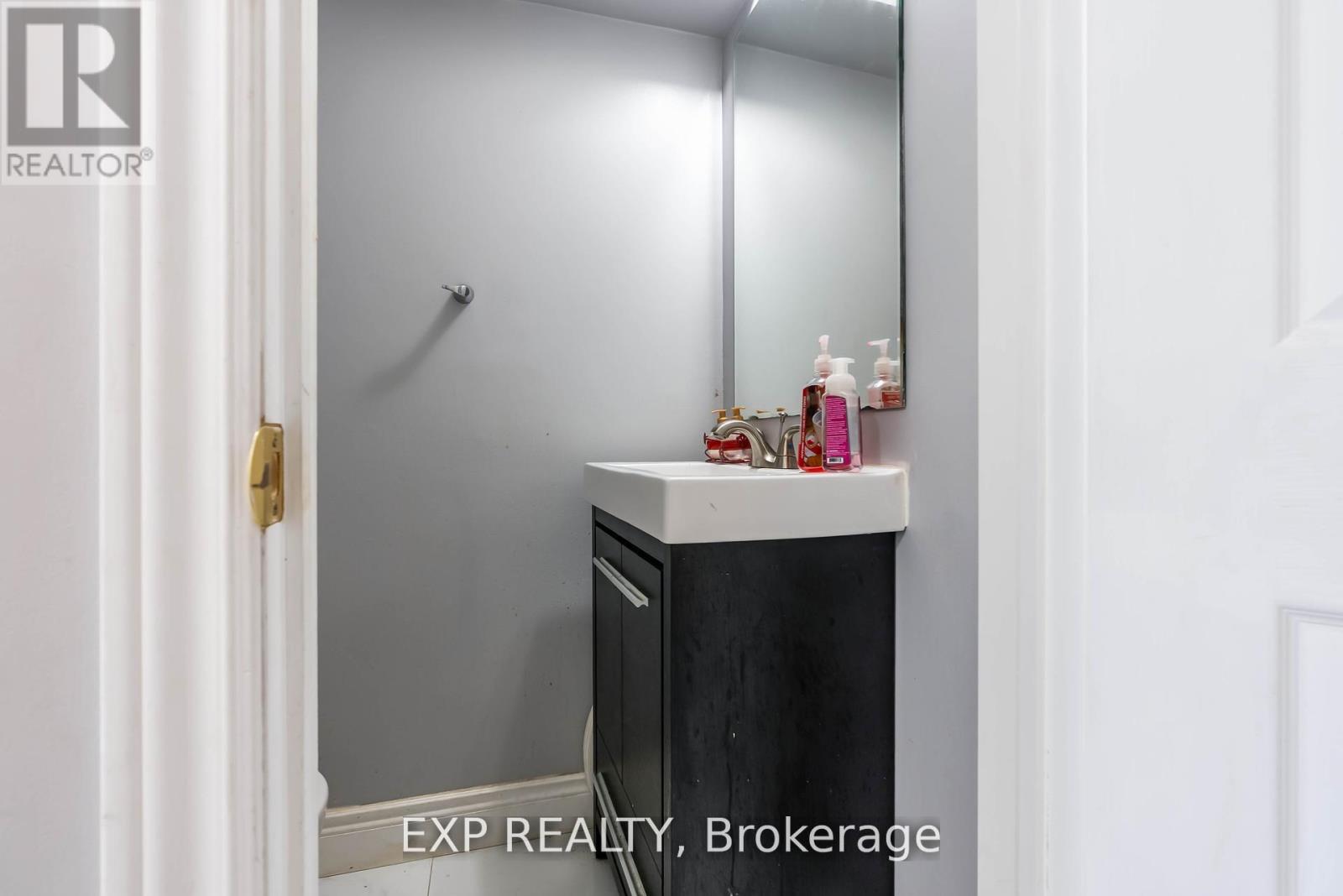 Photo 12 of 35 Mccallum Court, Brampton ON