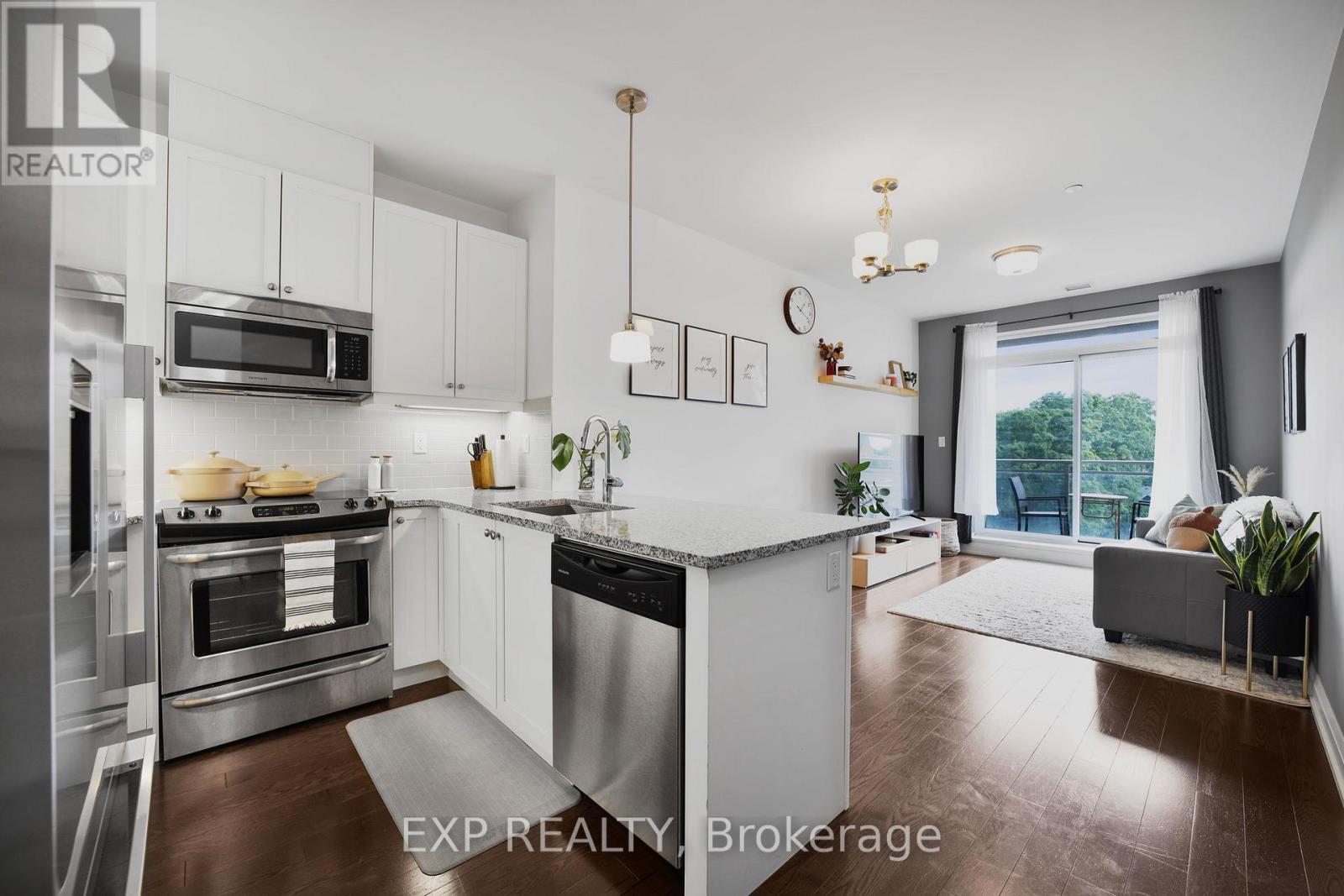 Photo 1 of 602 A 15277 Yonge Street, Aurora ON