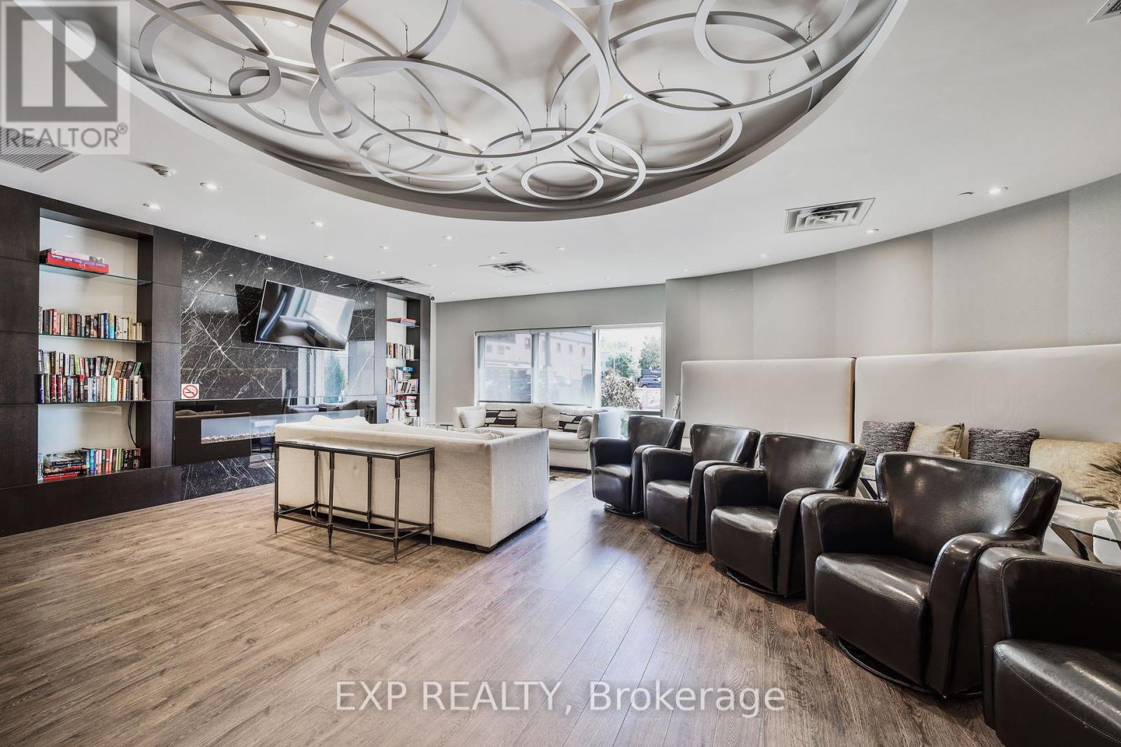 Photo 18 of 602 A 15277 Yonge Street, Aurora ON