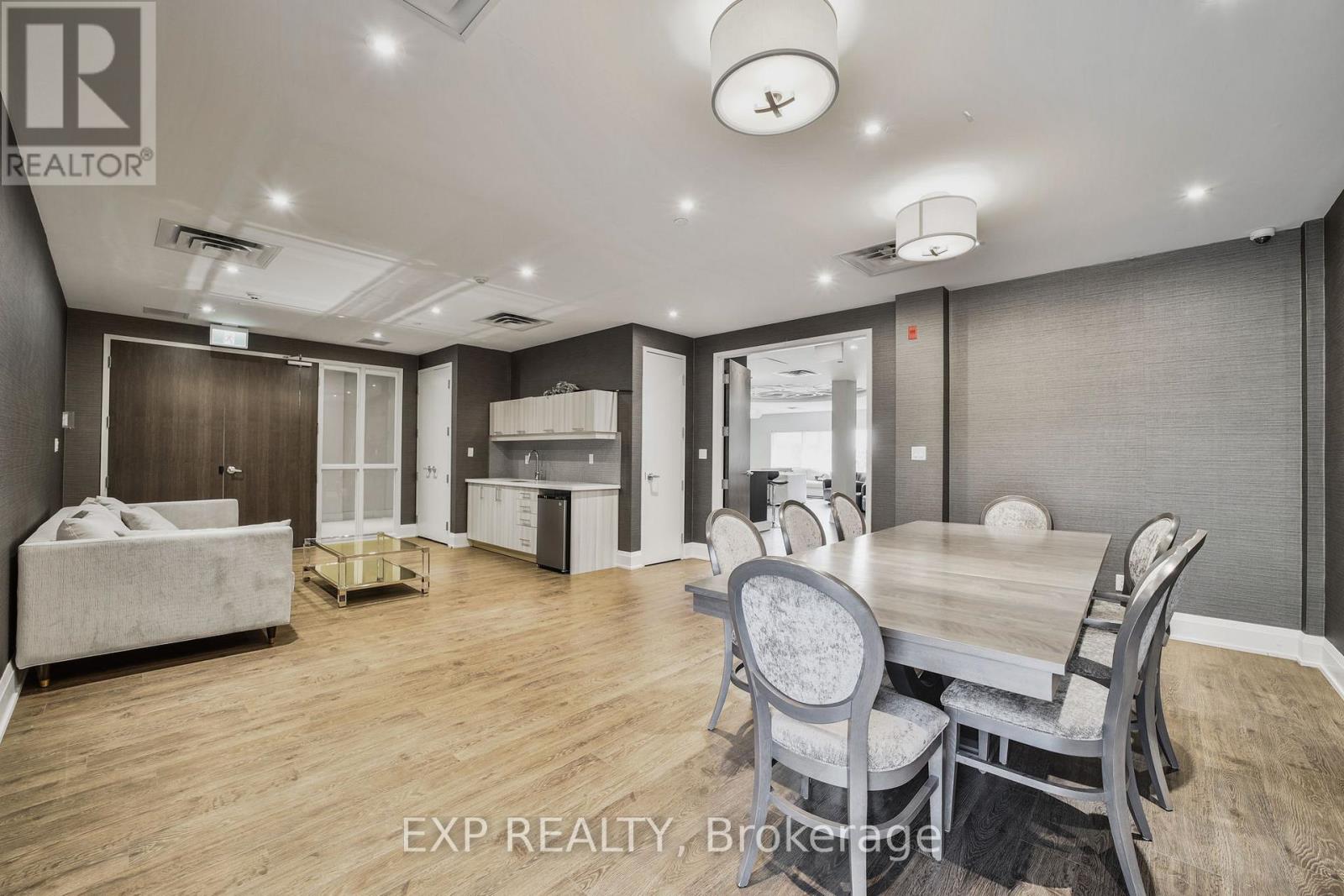 Photo 21 of 602 A 15277 Yonge Street, Aurora ON