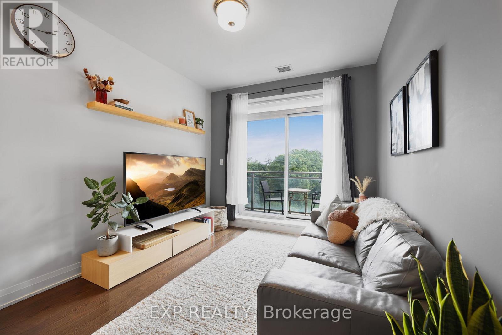 Photo 3 of 602 A 15277 Yonge Street, Aurora ON